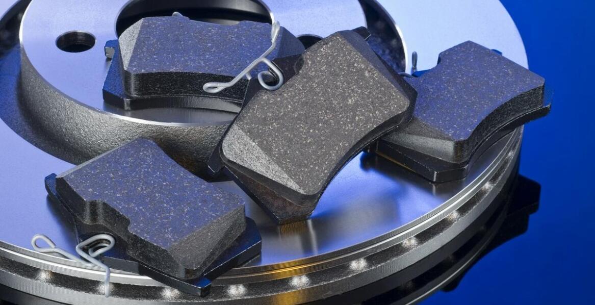 Jakie są różnice między różnymi typami czujników zużycia klocków hamulcowych?