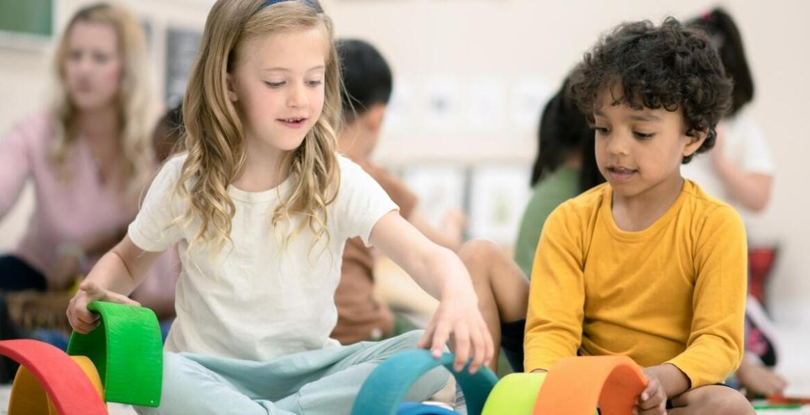 Jak psycholog pomaga dzieciom w przystosowaniu się do zmian środowiskowych?