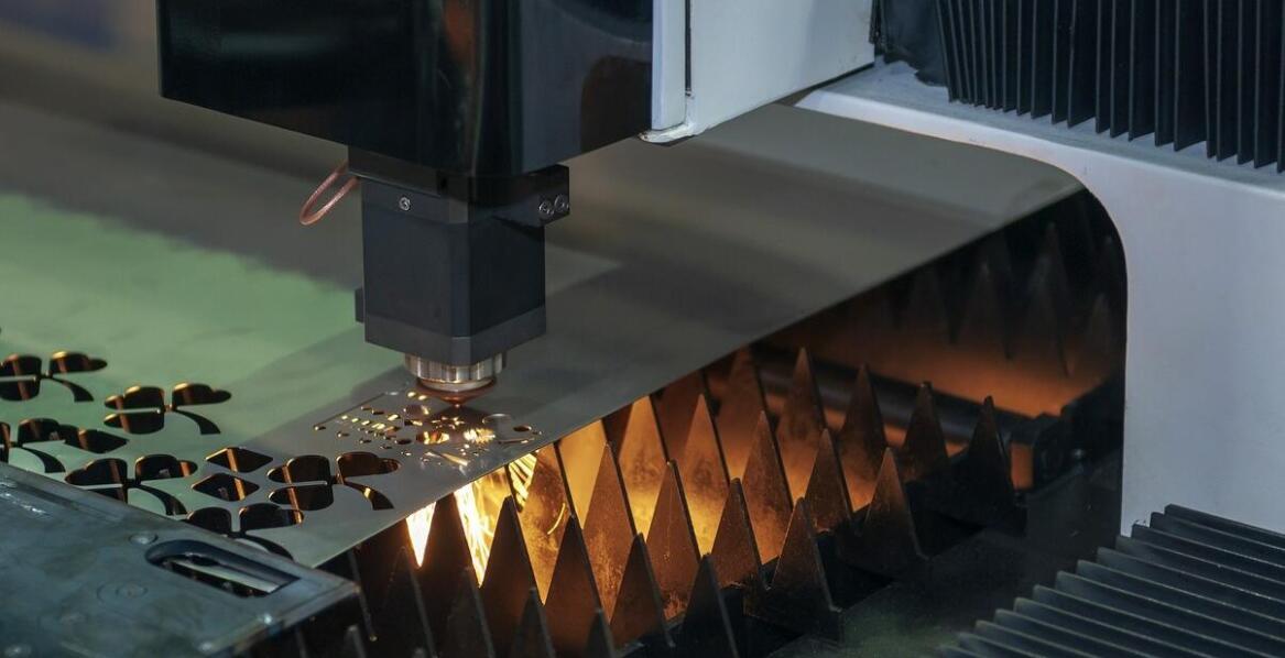 Laserowe cięcie blach a redukcja kosztów produkcji – co warto wiedzieć?