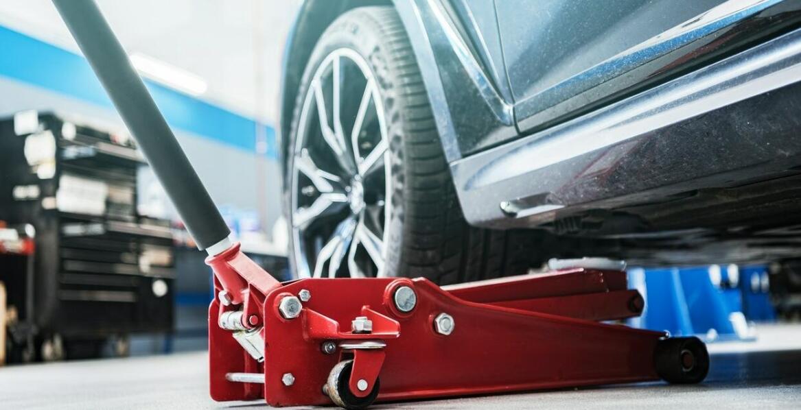 Zalety inwestowania w mobilne podnośniki kolumnowe dla serwisów mobilnych