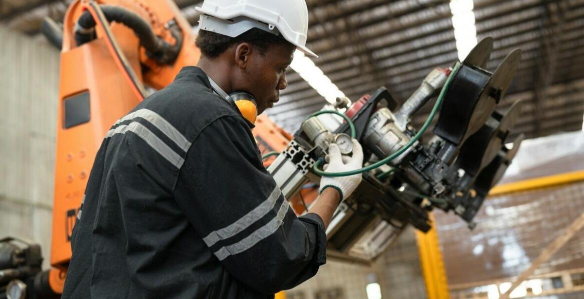 Jak konserwacja urządzeń transportu bliskiego przyczynia się do ich długowieczności?