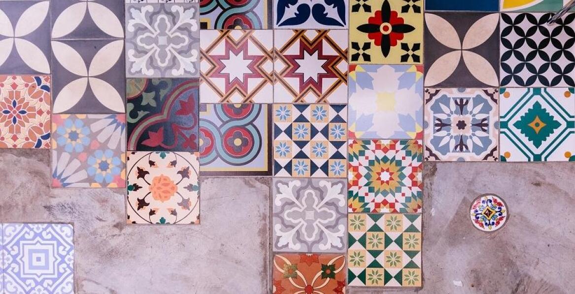 Elegancja i styl: płytki ozdobne na ścianę w nowoczesnych wnętrzach