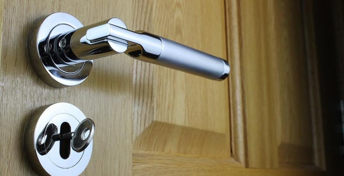 Poradnik wyboru szyldów do drzwi dla nowoczesnych wnętrz