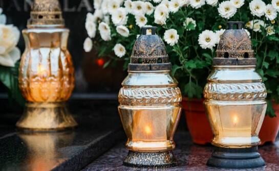 Co obejmuje kompleksowa organizacja pogrzebu? Porady