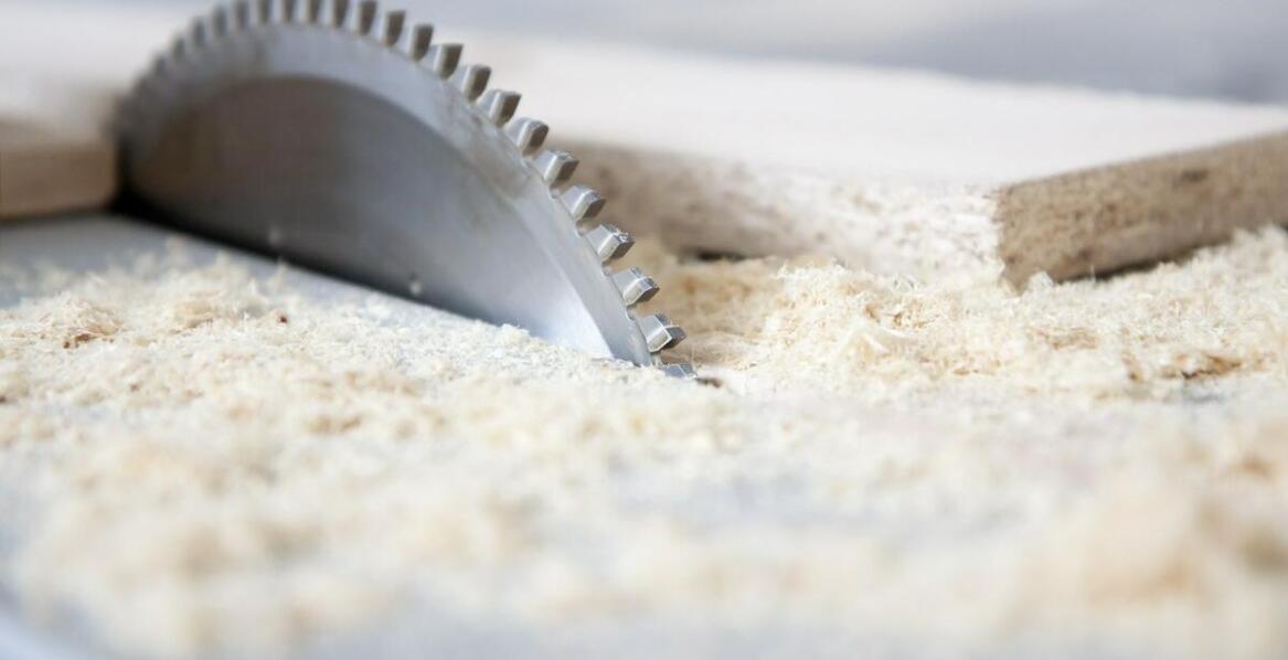 Jak transport maszyn wpływa na wydajność pił formatowych?