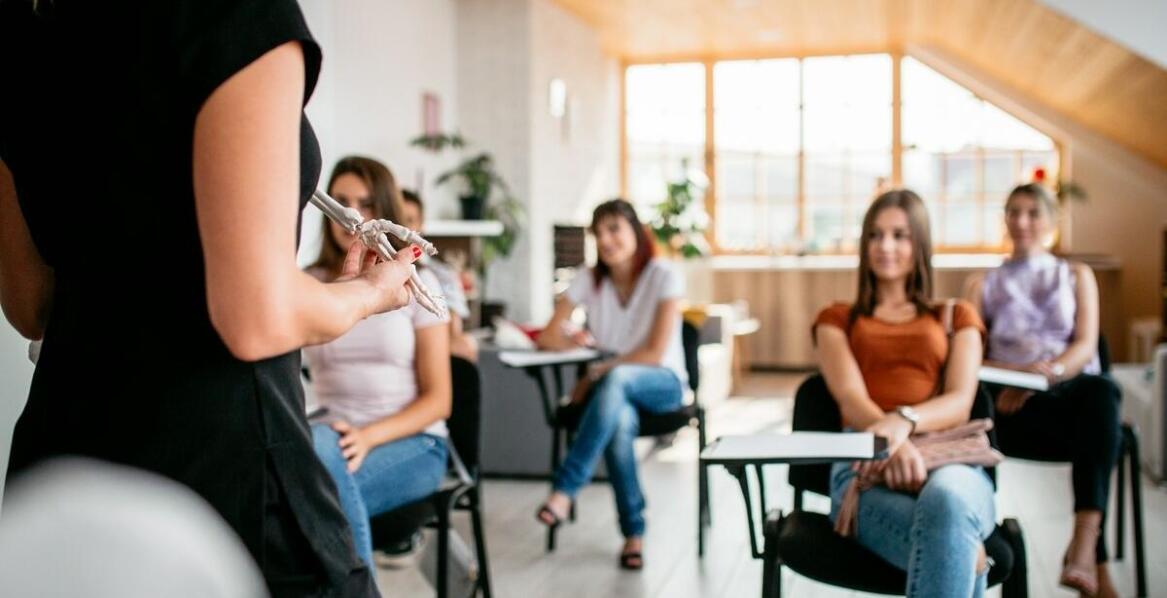 Wpływ szkoleń PPOŻ na reakcję pracowników w sytuacjach kryzysowych