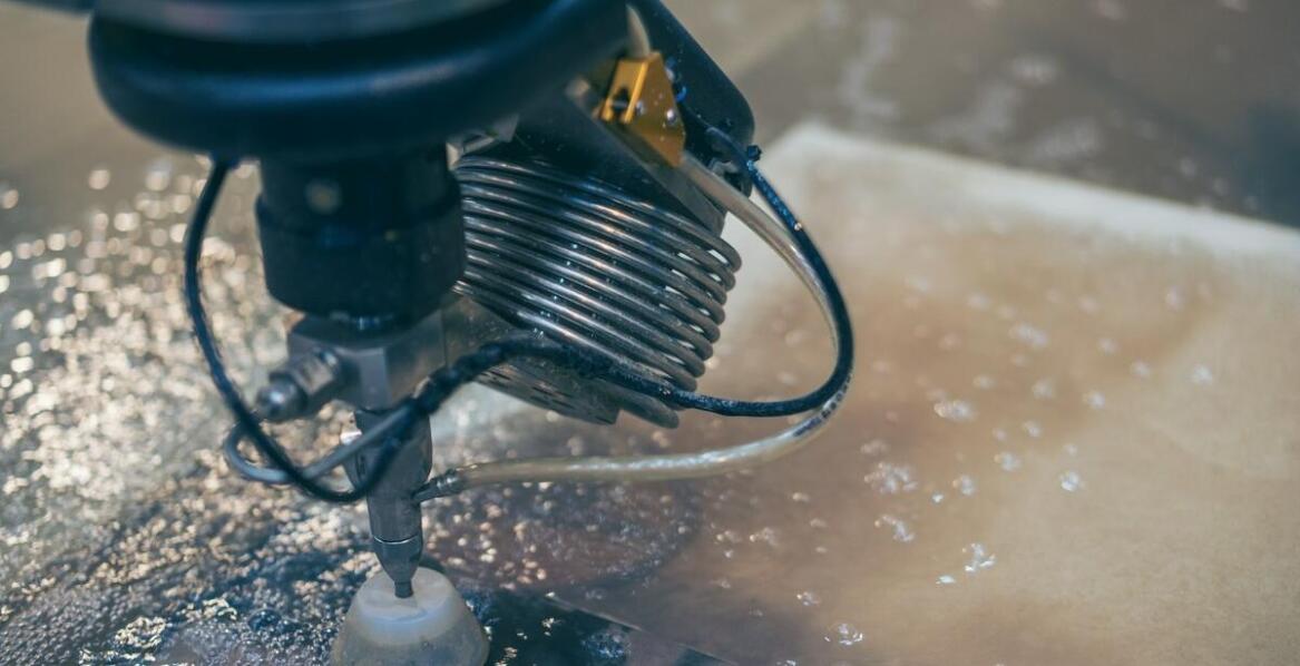 Jak technologia frezowania dibondu wpływa na rozwój reklamy?