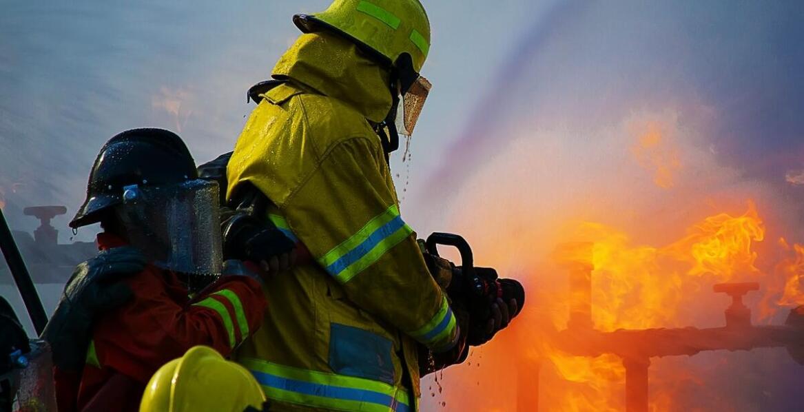 Jak systemy mgły wodnej minimalizują zniszczenia podczas pożaru?