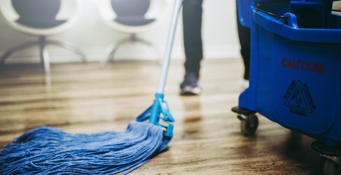 Czyszczenie miejsc trudnodostępnych – jak specjaliści radzą sobie z wyzwaniami?