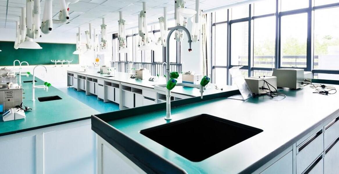 Wyposażenie laboratoryjne: rola armatury laboratoryjnej w codziennej pracy