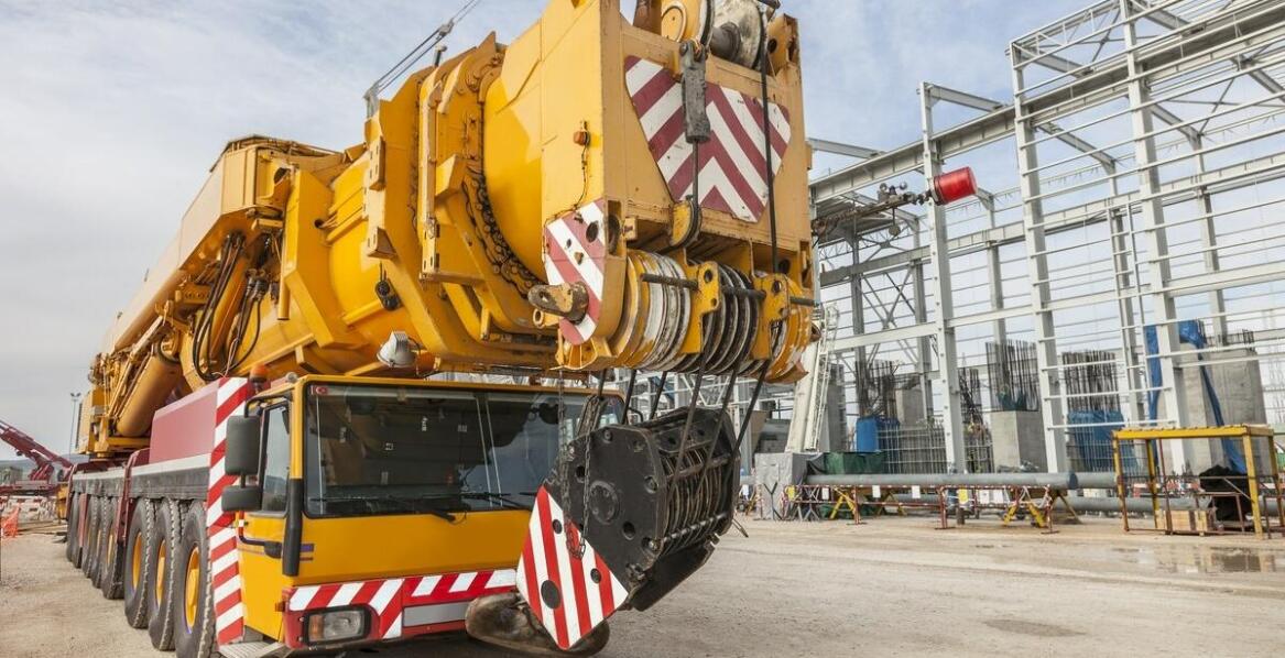 Dlaczego warto wybrać wynajem dźwigów z aktualnym dozorem technicznym?