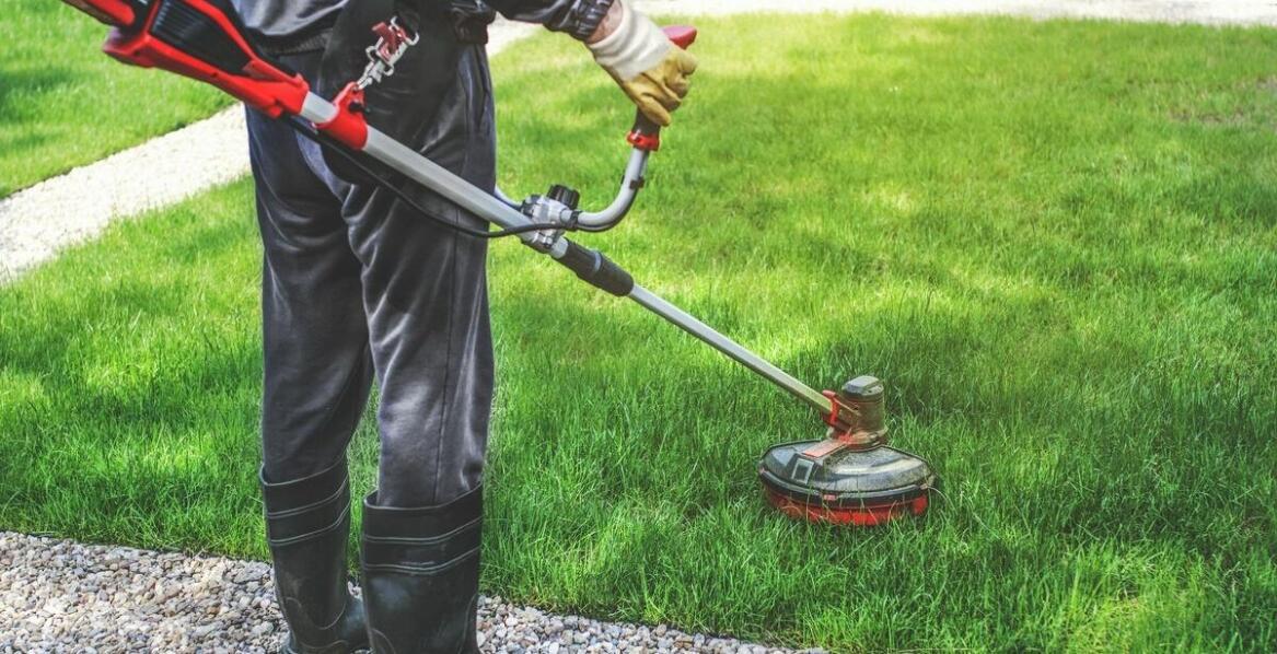 Sprzątanie terenów zewnętrznych na osiedlach – jakie usługi są niezbędne?