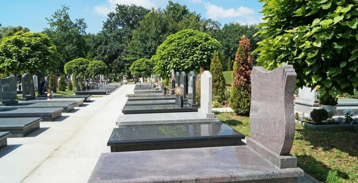 Jak rzeszowskie firmy pogrzebowe pomagają w wyborze cmentarza?