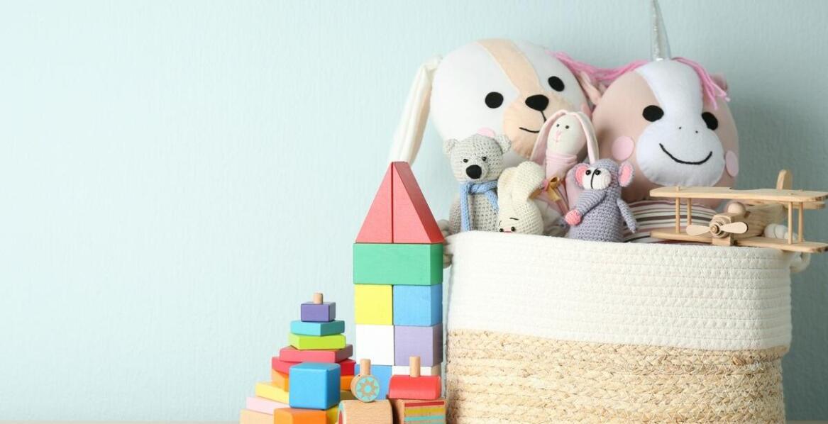 Porównanie skrzynek drewnianych na zabawki z innymi materiałami - co wybrać?