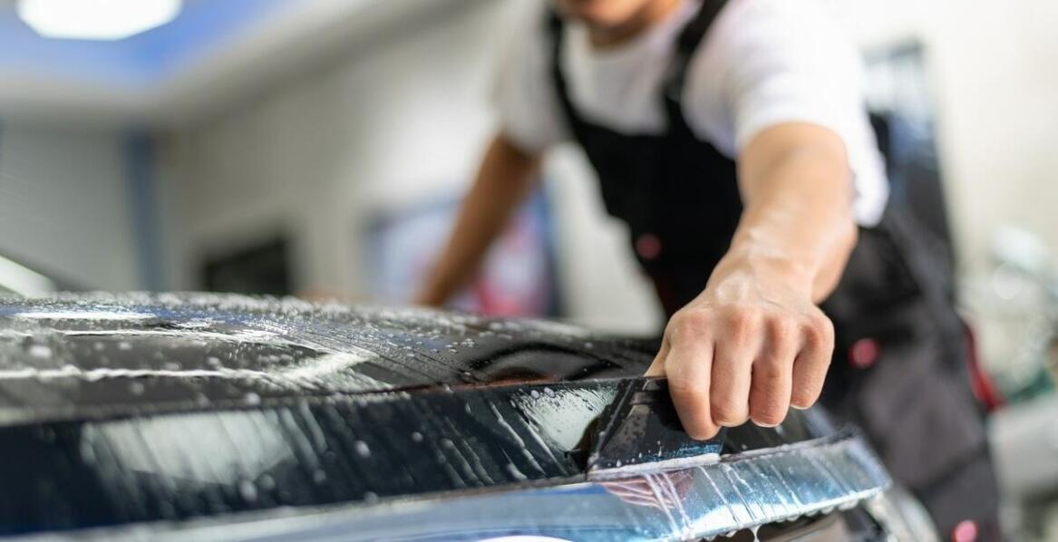Długoterminowe korzyści z użycia folii ochronnej PPF na Twoim aucie