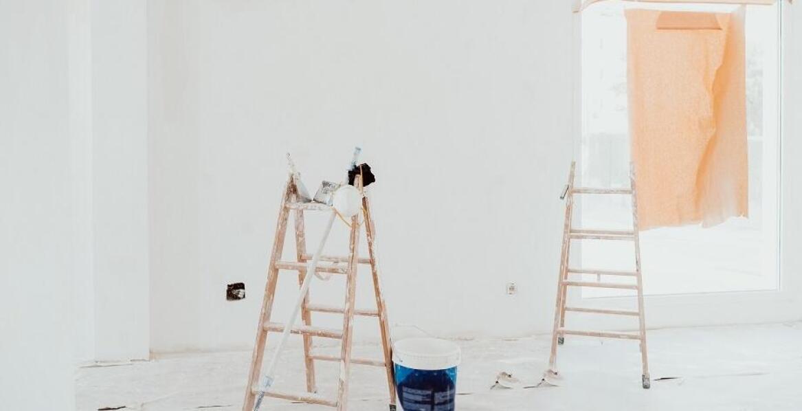 Jakie są najczęstsze zastosowania drabin malarskich drewnianych w domu?