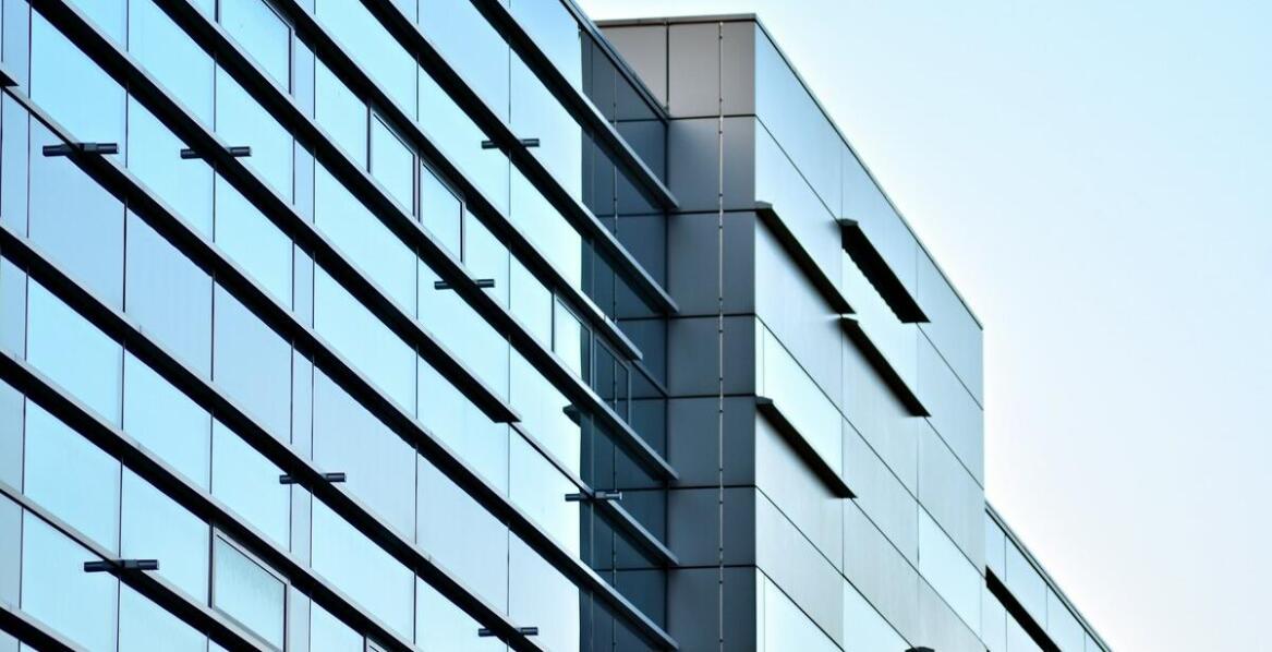 Jakie wyzwania stawia przed architektami projektowanie elewacji nowoczesnych?