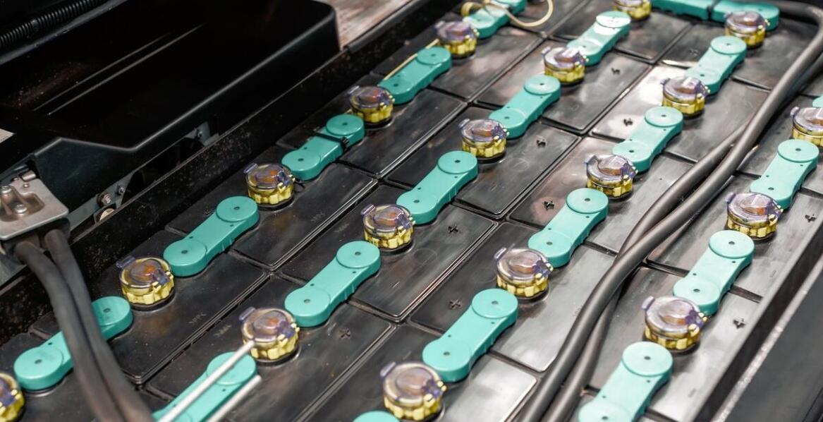 Jak dostosować systemy AGV do specyficznych potrzeb w branżach?