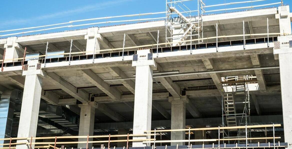 Inwestycje budowlane a dźwigowe usługi – kluczowe aspekty współpracy