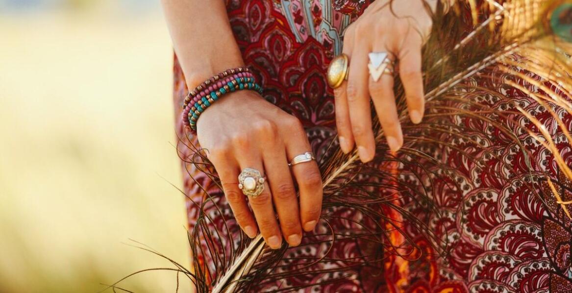 Jakie emocje wyraża noszenie męskiego naszyjnika z kamieniami?