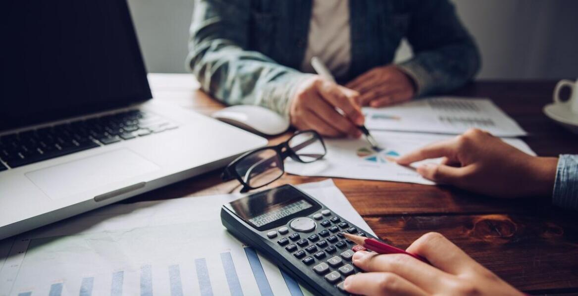 Jakie są kluczowe korzyści z prowadzenia księgowości uproszczonej?