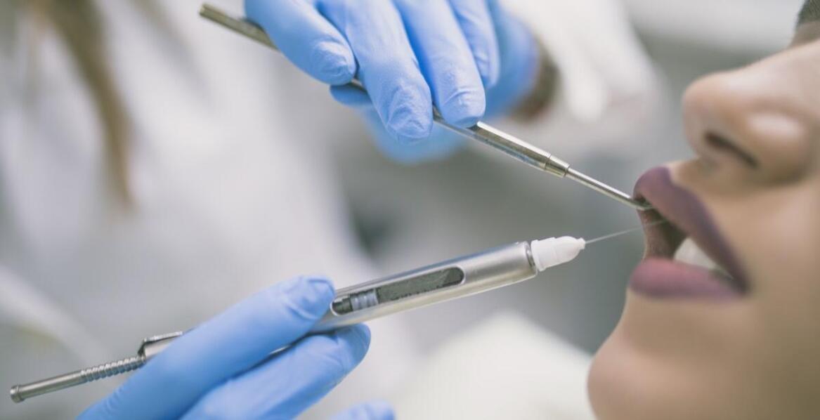 Czym różni się bonding zębów od licówek?