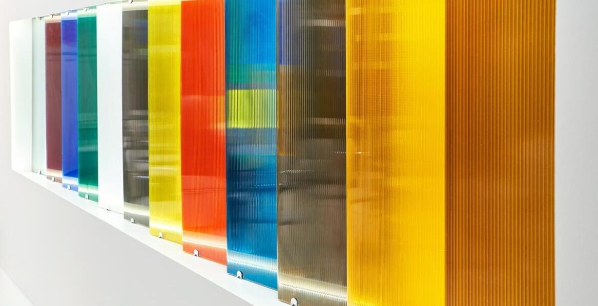 Jakie są różnice między kasetonami z dibondu a z pleksiglasu?