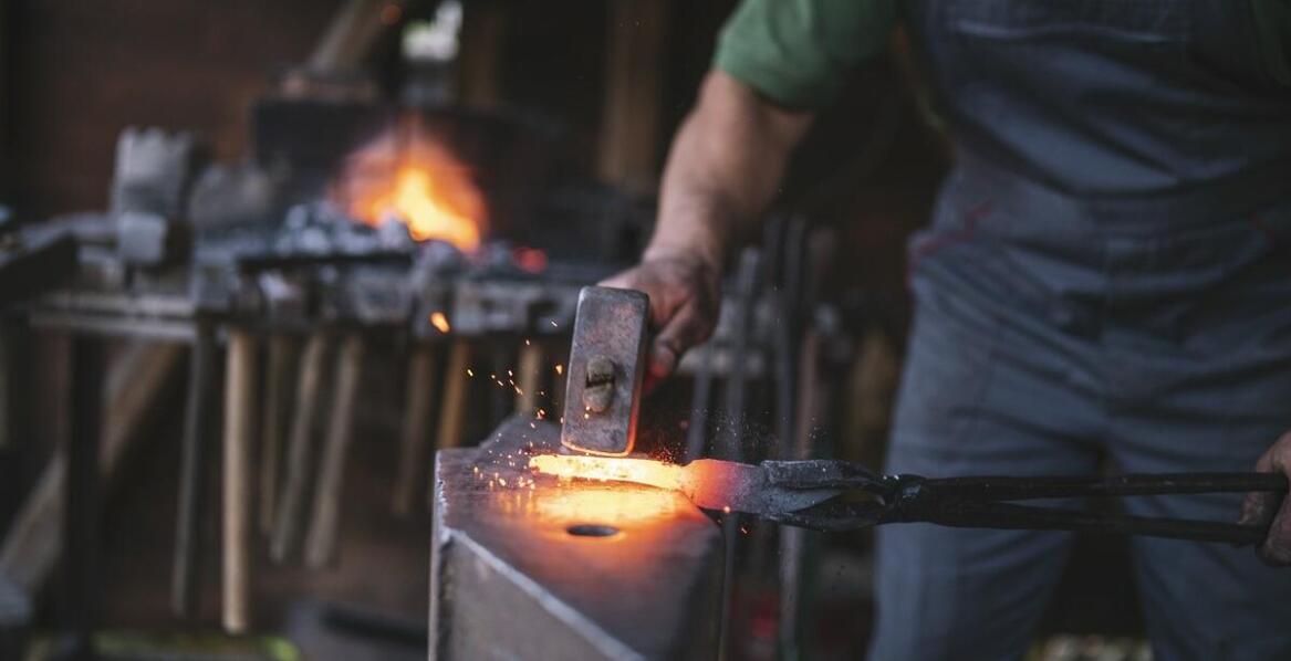 Jak swobodnie kute odkuwki wpływają na wytrzymałość konstrukcji stalowych?
