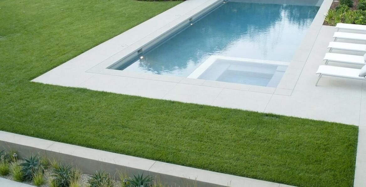 Nowoczesne domy z basenem – jakie budowlane materiały są najlepsze?