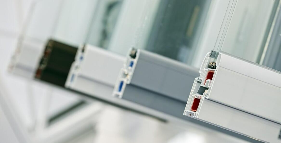 Jakie są kluczowe aspekty konserwacji okien do wydawania posiłków?