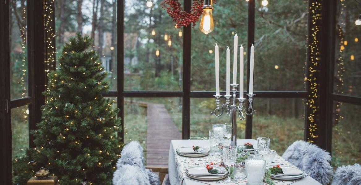 Świąteczne obrusy z plamoodpornych tkanin – praktyczność i estetyka