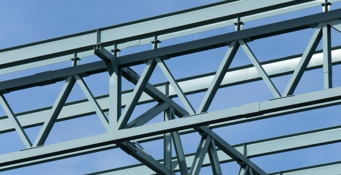 Jakie są koszty związane z montażem i utrzymaniem stalowej wiaty z rur?