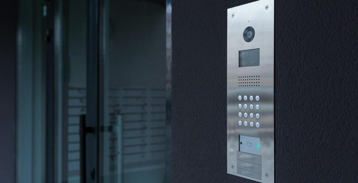 Jak zintegrować nowoczesne skrzynki na listy z domofonem w istniejących budynkach?