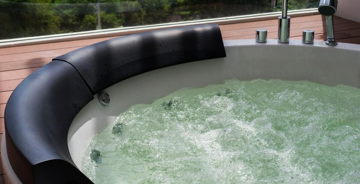 Zastosowanie ergonomicznych rozwiązań w projektowaniu sterowników do wanien z hydromasażem.