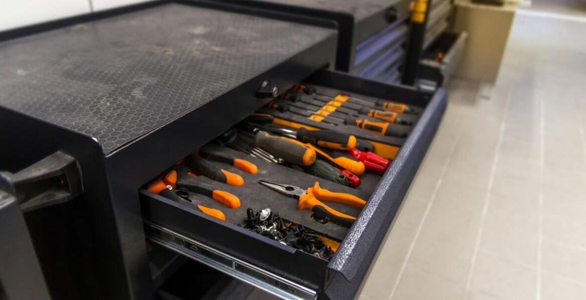 Wpływ wiszących regałów warsztatowych na bezpieczeństwo przechowywania