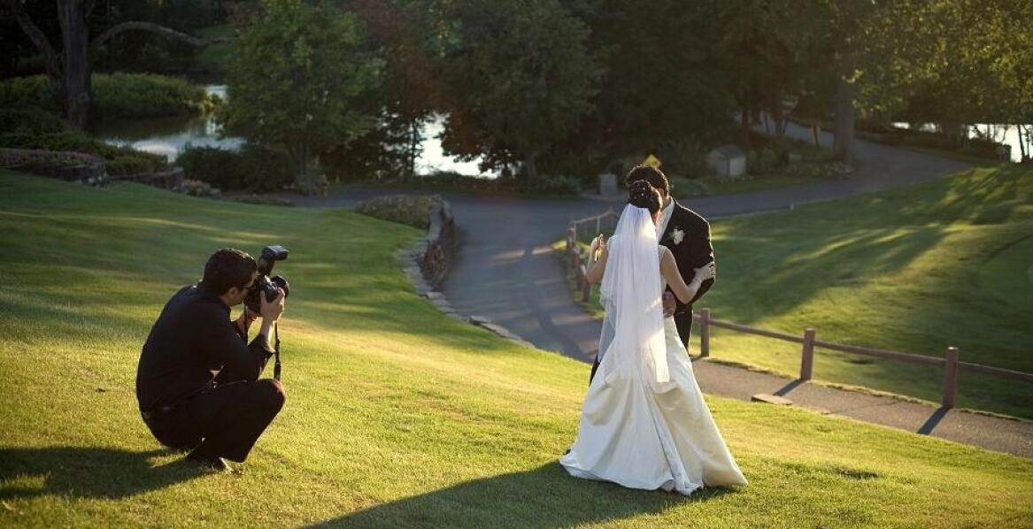 Naturalny styl fotografii - dlaczego jest tak ceniony wśród młodych par?