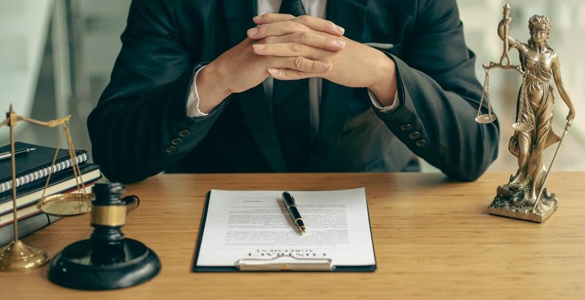 Jak prawnik dla firm chroni interesy przedsiębiorców w sporach sądowych?