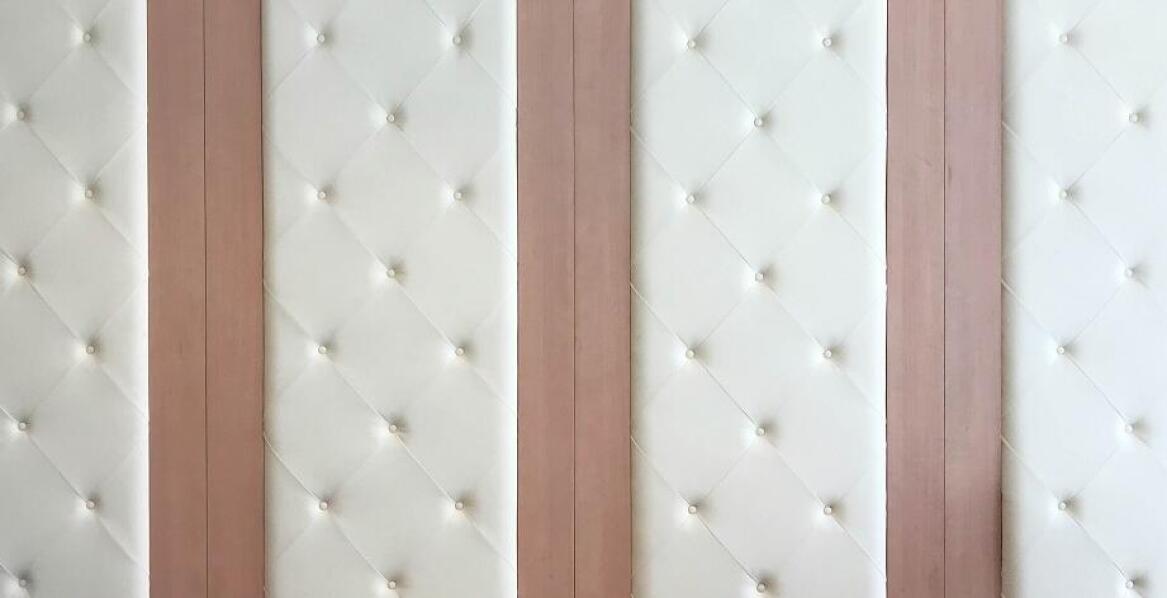 Wybór paneli ściennych materiałowych do salonu – na co zwrócić uwagę?