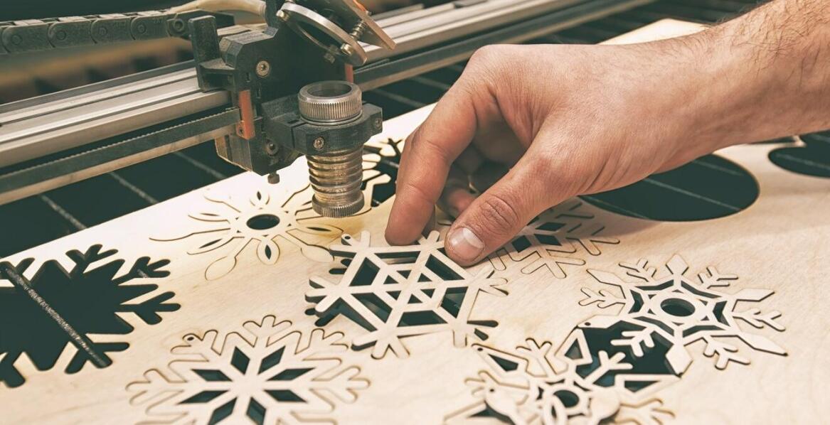 Jak trwale spersonalizować drewniane gadżety reklamowe?