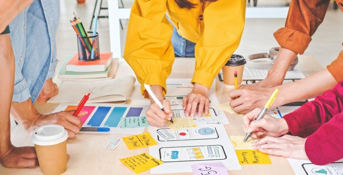 Zastosowanie naklejek do druku w identyfikacji wizualnej marki