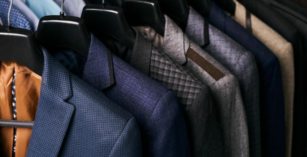 Idealny smoking na wesele – co warto wiedzieć przed zakupem?