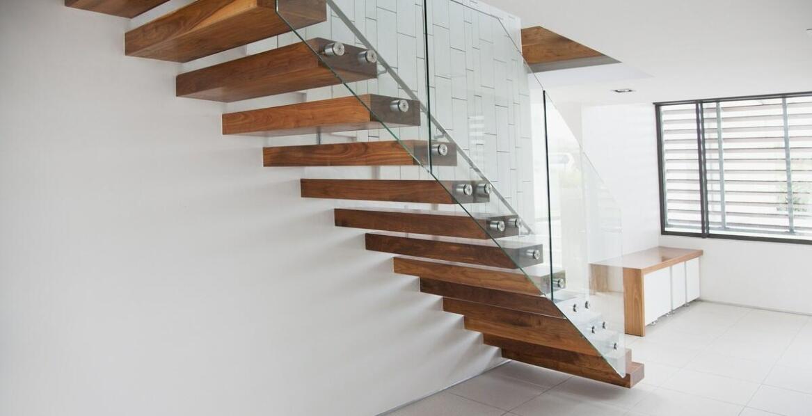 Drewniane balustrady – jakie rozwiązania oferują współczesne technologie?