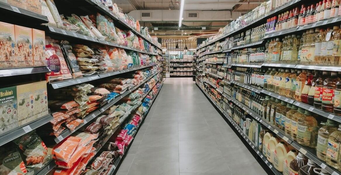 Rola konfekcjonowania towarów w zwiększaniu atrakcyjności produktów na półce sklepowej.