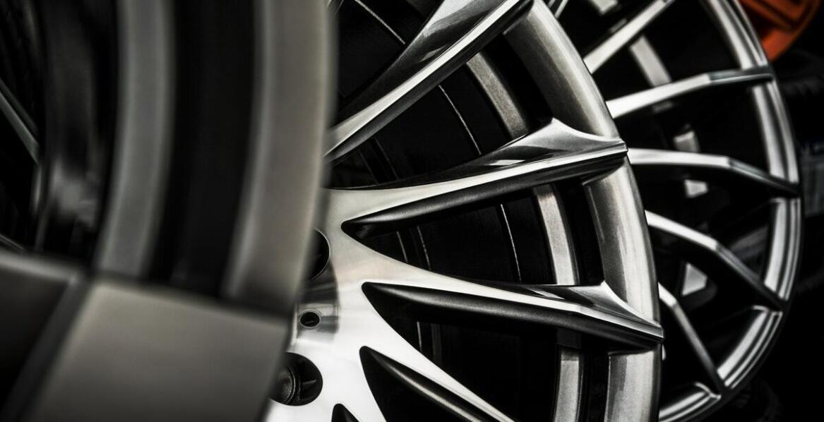 Jakie są główne wyzwania przy renowacji aluminiowych felg?