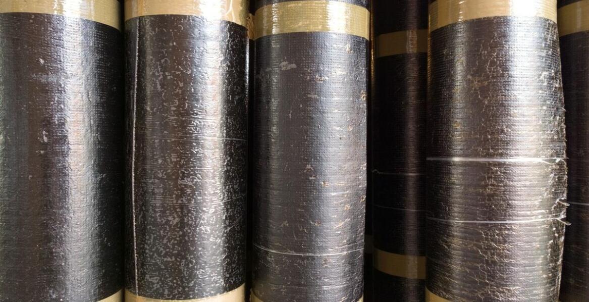 Kluczowe cechy środka do impregnacji dachowej więźby: czym się kierować przy wyborze?