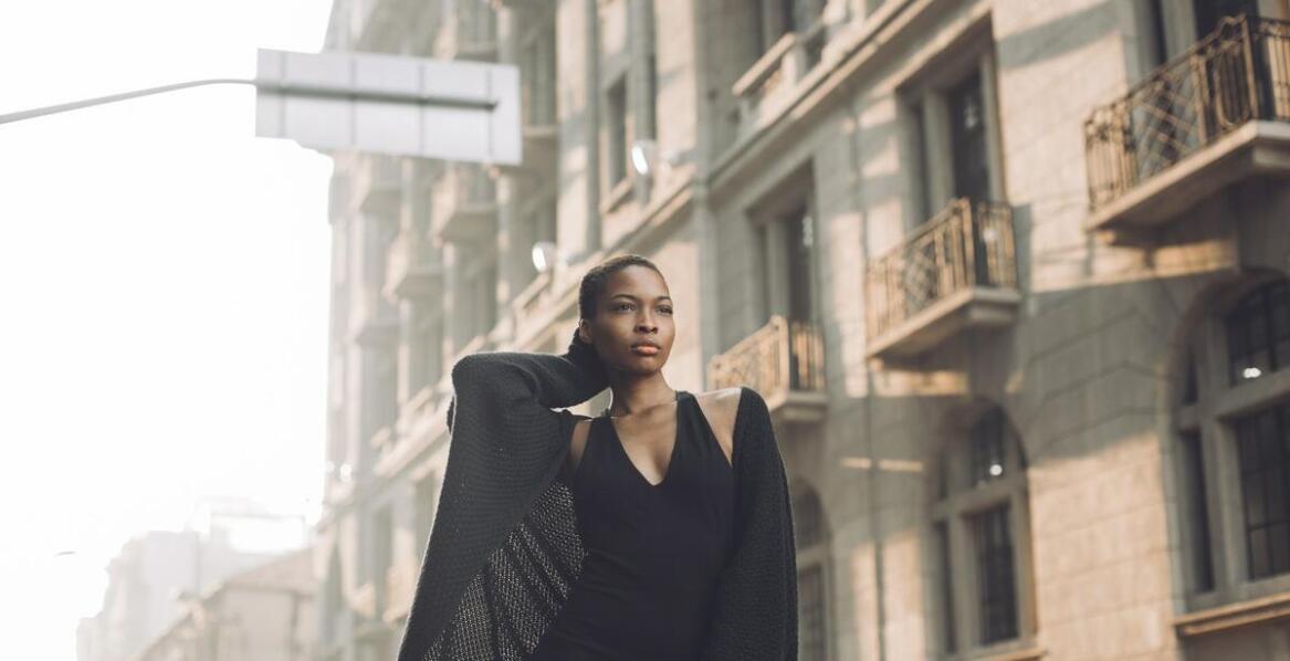 Szmaragdowy damski garnitur jako kluczowy element garderoby nowoczesnej kobiety