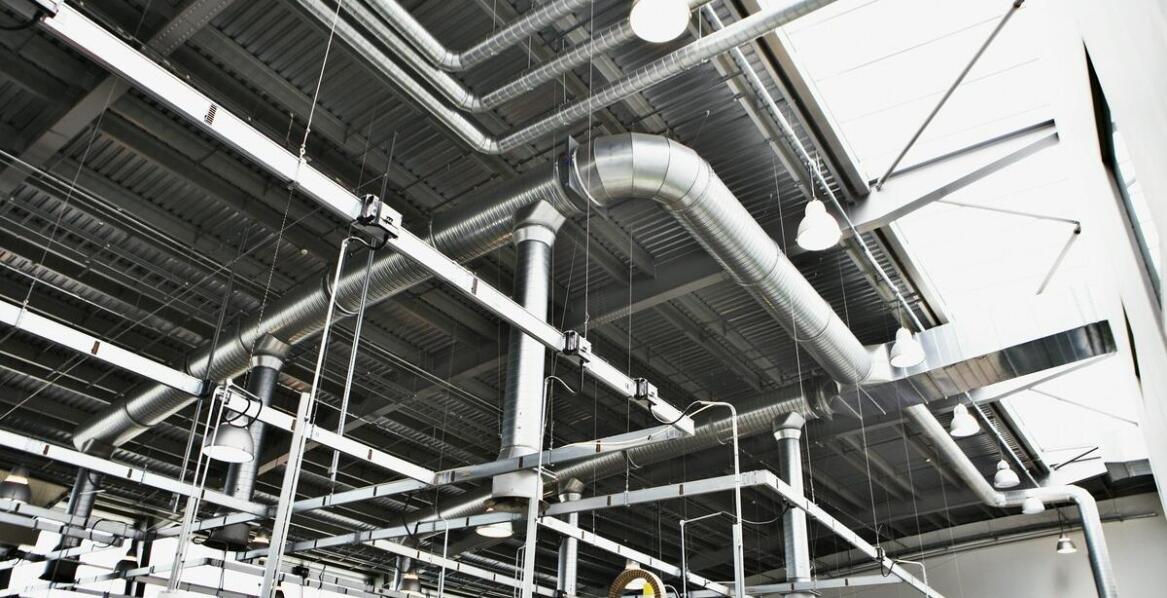 Jak przemysłowe odciąganie pyłu wpływa na jakość powietrza w fabrykach?