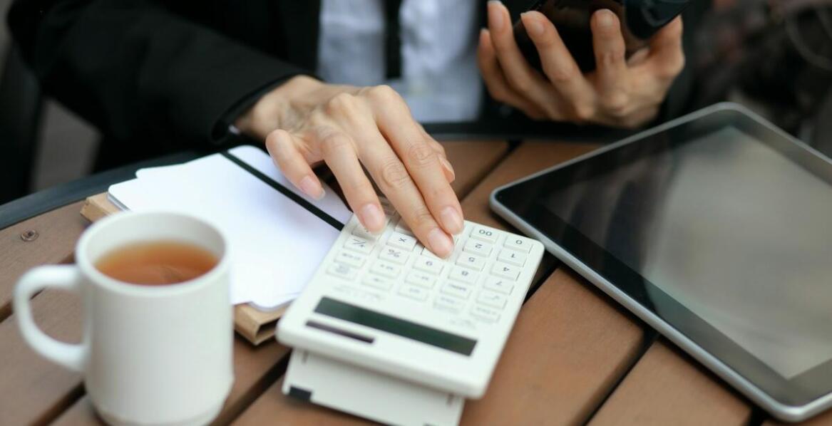 Jak profesjonalne księgowe doradztwo wspiera weryfikację umów pod kątem podatkowym?