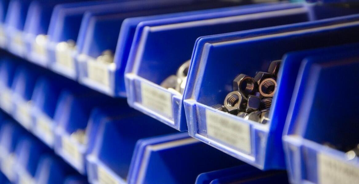 Jak dostosować tablicę z pojemnikami do specyfiki danej branży?