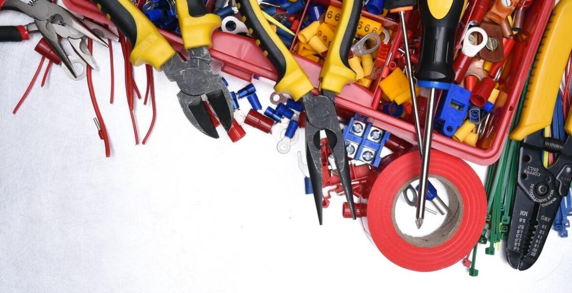 Jakie czynniki wpływają na wybór odpowiednich materiałów do instalacji elektrycznych?